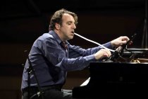 Kanadische Musiker Chilly Gonzales gastiert mit seiner "Pop Music Masterclass live“ im Klaus-von-Bismarck-Saal Köln (© Thomas Brill)