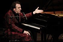 Kanadischer Musiker Chilly Gonzales gastiert in Begleitung des Kaiser Quartet in der Tonhalle Düsseldorf (© Thomas Brill)