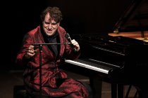 Kanadischer Musiker Chilly Gonzales gastiert in Begleitung des Kaiser Quartet in der Tonhalle Düsseldorf (© Thomas Brill)