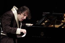 Kanadischer Musiker Chilly Gonzales gastiert in Begleitung des Kaiser Quartet in der Philharmonie Köln (© Thomas Brill)