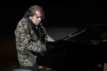 Kanadischer Musiker Chilly Gonzales gastiert auf seiner "Solo Piano III"-Tour in der Kölner Philharmonie (© Thomas Brill)
