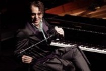 Kanadischer Musiker Chilly Gonzales gastiert auf seiner "Solo Piano II"-Tour in der Philharmonie Köln (© Thomas Brill)