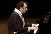 Kanadischer Musiker Chilly Gonzales gastiert in Begleitung des Kaiser Quartet in der Philharmonie Köln (© Thomas Brill)