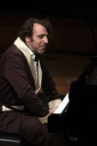 Kanadischer Musiker Chilly Gonzales gastiert in Begleitung des Kaiser Quartet in der Philharmonie Köln (© Thomas Brill)
