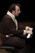 Kanadischer Musiker Chilly Gonzales gastiert in Begleitung des Kaiser Quartet in der Philharmonie Köln (© Thomas Brill)