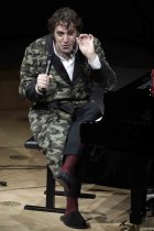 Kanadischer Musiker Chilly Gonzales gastiert in Begleitung des Kaiser Quartet in der Philharmonie Köln (© Thomas Brill)