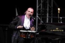 Kanadischer Musiker Chilly Gonzales gastiert auf seiner "Gonzo"-Tour auf dem Roncalliplatz in Köln (© Thomas Brill)
