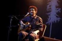 Schwedischer Sänger und Songwriter José González gastiert auf seiner "In Our Nature"-Tour auf der MS RheinEnergie Köln (© Thomas Brill)