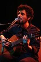 Schwedischer Sänger und Songwriter José González gastiert auf seiner "In Our Nature"-Tour auf der MS RheinEnergie Köln (© Thomas Brill)
