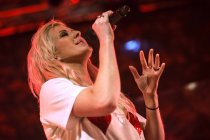 Britische Singer-Songwriterin Ellie Goulding gastiert auf ihrer "Halcyon"-Tour in der Essigfabrik Köln (© Thomas Brill)