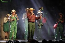 Köbes Underground mit Bandleader Ecki Pieper mit dem Lied "Graskantenmäher" bei der Stunksitzung 2017 im E-Werk Köln (© Thomas Brill)