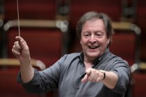 Britische Dirigent Howard Griffiths leitet das Bundesjugendorchester in Begleitung des deutschen Perkussionisten Murat Coşkun und des türkischen Kamancheh-Spielers Derya Türkan in der Kölner Philharmonie (© Thomas Brill)