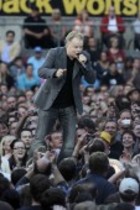 Deutsche Sänger Herbert Grönemeyer gastiert auf seiner "Schiffsverkehr"-Tour im RheinEnergieStadion Köln (© Thomas Brill)