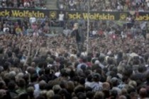 Deutsche Sänger Herbert Grönemeyer gastiert auf seiner "Schiffsverkehr"-Tour im RheinEnergieStadion Köln (© Thomas Brill)