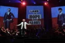 Belgische Dirigent Robert Groslot leitet das Sinfonieorchester Il Novecento in Begleitung des Chores Fine Fleur und der Electric Band bei der Night of the Proms 2010 in der Lanxess-Arena Köln (&copy; Thomas Brill)