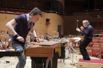Österreichische Multiperkussionist Martin Grubinger begleitet das Gürzenich-Orchester Köln unter der Leitung des deutschen Dirigenten Markus Stenz in der Philharmonie Köln (&copy; Thomas Brill)