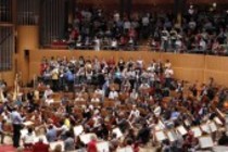 Deutsche Dirigent Markus Stenz leitet das Gürzenich-Orchester Köln in der Philharmonie Köln (© Thomas Brill)