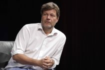 Der Grünen-Politiker Robert Habeck und der Sozialpsychologe Harald Welzer sowie die Philosophin Svenja Flaßpöhler sprechen über "Könnte alles anders sein?" im Klaus-von-Bismarck-Saal im Funkhaus Köln (&copy; Thomas Brill)