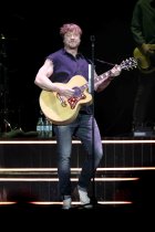 Finnische Sänger Samu Haber gastiert auf seiner "Me Free My Way"-Tour in der Merkur Spiel-Arena Düsseldorf (&copy; Thomas Brill)