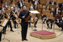 Deutsch-amerikanische Violinist Augustin Hadelich gastiert in Begleitung des WDR Sinfonieorchester Köln unter der Leitung des französischen Dirigenten Stéphane Denève in der Kölner Philharmonie (© Thomas Brill)