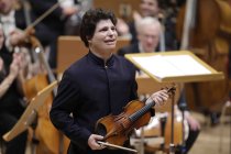 Deutsch-amerikanische Violinist Augustin Hadelich gastiert in Begleitung des WDR Sinfonieorchester Köln unter der Leitung des französischen Dirigenten Stéphane Denève in der Kölner Philharmonie (© Thomas Brill)