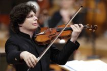 Deutsch-amerikanische Violinist Augustin Hadelich gastiert in Begleitung des WDR Sinfonieorchester Köln unter der Leitung des rumänischer Dirigenten Cristian Macelaru in der Kölner Philharmonie (© Thomas Brill)