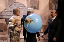Ensemble spielt das Stück "Hänneschen" bei der Stunksitzung 2017 im E-Werk Köln (© Thomas Brill)