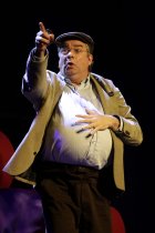 Stück "Hänsel und Gretel" mit Tom Simon als Märchenonkel Norbert Blum bei der Stunksitzung 2017 im E-Werk Köln (© Thomas Brill)