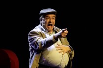 Stück "Hänsel und Gretel" mit Tom Simon als Märchenonkel Norbert Blum bei der Stunksitzung 2017 im E-Werk Köln (© Thomas Brill)