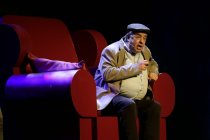 Stück "Hänsel und Gretel" mit Tom Simon als Märchenonkel Norbert Blum bei der Stunksitzung 2017 im E-Werk Köln (© Thomas Brill)