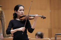 Deutsche Violinistin Viviane Hagner begleitet die Staatskapelle Weimar unter der Leizung des schwedischen Dirigenten Stefan Solyom in der Philharmonie Köln (© Thomas Brill)