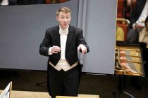 Österreichischer Dirigent Patrick Hahn leitet das Sinfonieorchester Wuppertal in der Kölner Philharmonie (© Thomas Brill)