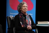 Deutsche Schriftstellerin Ulla Hahn liest aus ihrem Roman “Wir werden erwartet” im Rahmen der lit.COLOGNE SPEZIAL im Klaus-von-Bismarck-Saal des WDR-Funkhauses Köln (© Thomas Brill)