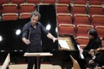 Spanische Dirigent Pedro Halffter leitet das Orquesta Filarmónica de Gran Canaria in Begeitung des türkischen Pianisten Fazil Say in der Philharmonie Köln (© )