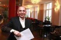 Müslüm Balaban ist der Inhaber des Kölner Cafe, Restaurant und Bar Hammerstein´s an der Ecke Ehrenstraße und Brinkgasse, Köln (© Thomas Brill)