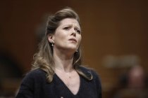 Kanadische Sopranistin Barbara Hannigan gastiert in Begleitung der Bamberger Symphoniker-Bayerische Staatsphilharmonie unter der Leitung des tschechischen Dirigenten Jakub Hrůša in der Kölner Philharmonie (© Thomas Brill)