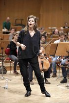 Kanadische Sopranistin Barbara Hannigan gastiert in Begleitung der Bamberger Symphoniker-Bayerische Staatsphilharmonie unter der Leitung des tschechischen Dirigenten Jakub Hrůša in der Kölner Philharmonie (© Thomas Brill)