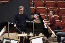 Britischer Dirigent Daniel Harding leitet das London Symphony Orchestra in Begleitung der portugiesischen Pianistin Maria João Pires in der Philharmonie Köln (© Thomas Brill)