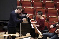 Britischer Dirigent Daniel Harding leitet das London Symphony Orchestra in Begleitung der portugiesischen Pianistin Maria João Pires in der Philharmonie Köln (© Thomas Brill)