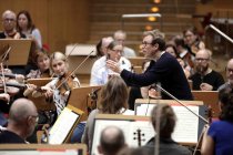 Britischer Dirigent Daniel Harding leitet das Swedish Radio Symphony Orchestra in der Philharmonie Köln (© Thomas Brill)