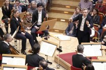 Der britische Dirigent Daniel Harding leitet die Wiener Philharmoniker in der Philharmonie Köln (&copy; Thomas Brill)