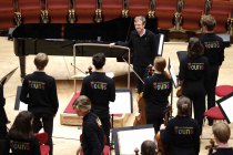 Britische Dirigent Daniel Harding leitet das Concertgebouworkest Young in der Kölner Philharmonie (© Thomas Brill)