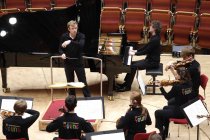 Britischer Pianist Paul Lewis gastiert in Begleitung des Concertgebouworkest Young unter der Leitung des britischen Dirigenten Daniel Harding in der Kölner Philharmonie (© Thomas Brill)