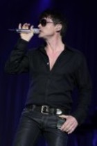 Norwegische Pop-Sänger Morten Harket gastiert auf seiner "Out of My Hands"-Tour in der Mitsubishi Electric Halle Düsseldorf (© Thomas Brill)