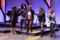 Queen Esther Marrow und The Harlem Gospel Singers + Band bei den Proben zum Auftakt ihrer Touching Spirit-Europa Tournee in der Showconcept-Halle Troisdorf (© Thomas Brill)