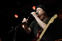 Amerikanische Musiker Jerry Harrison und Adrian Belew gastieren in Begleitung ihrer All-Star-Band auf ihrer "Remain in Light"-Tour im Carlswerk Victoria Köln (© Thomas Brill)