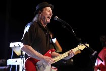 Amerikanische Musiker Jerry Harrison und Adrian Belew gastieren in Begleitung ihrer All-Star-Band auf ihrer "Remain in Light"-Tour im Carlswerk Victoria Köln (© Thomas Brill)