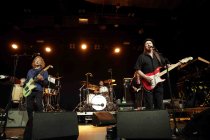 Amerikanische Musiker Jerry Harrison und Adrian Belew gastieren in Begleitung ihrer All-Star-Band auf ihrer "Remain in Light"-Tour im Carlswerk Victoria Köln (© Thomas Brill)