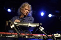Amerikanische Musiker Jerry Harrison und Adrian Belew gastieren in Begleitung ihrer All-Star-Band auf ihrer "Remain in Light"-Tour im Carlswerk Victoria Köln (© Thomas Brill)