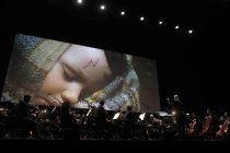 Die Neue Philharmonie Westfalen unter der Leitung von Benjamin Pope spielt die Filmmusik Harry Potter und der Stein der Weisen in Concert in der Lanxess-Arena Köln (© Thomas Brill)